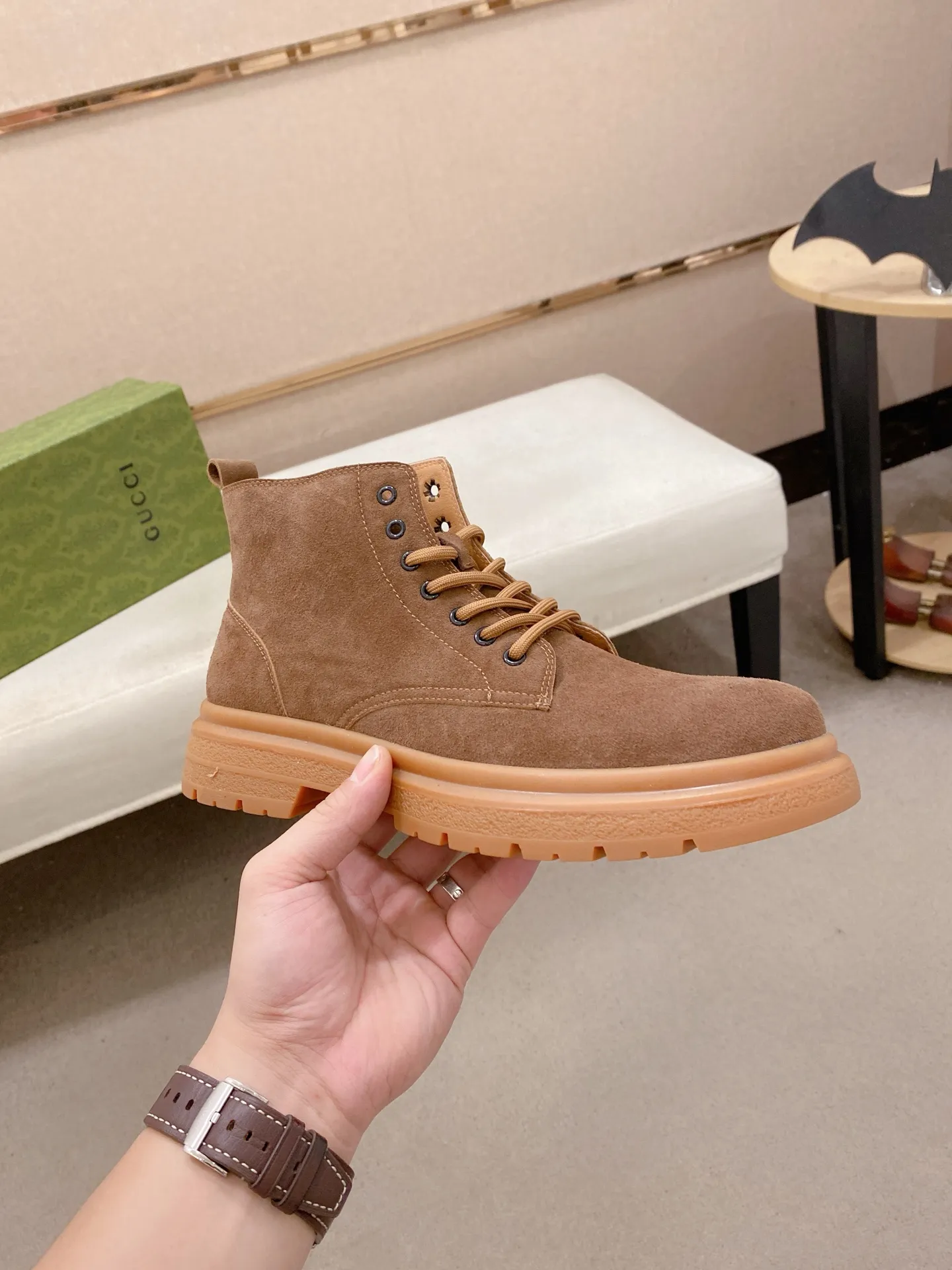 Men's shoes💰 440💰 Leather and velvet lining optional! The new high-top GUCCI counters are on the market at the same time. The new men's shoes and 😘fabric are selected from imported cowhide. The lining: leather lining and plush lining are optional. 👍🏿 High-end ☄️ air-cushion molded anti-slip rubber outsole, exquisite lines, simple and elegant, comfortable and high-end for leisure travel. Code number: 38 to 44 (45 can be customized and cannot be returned or exchanged)